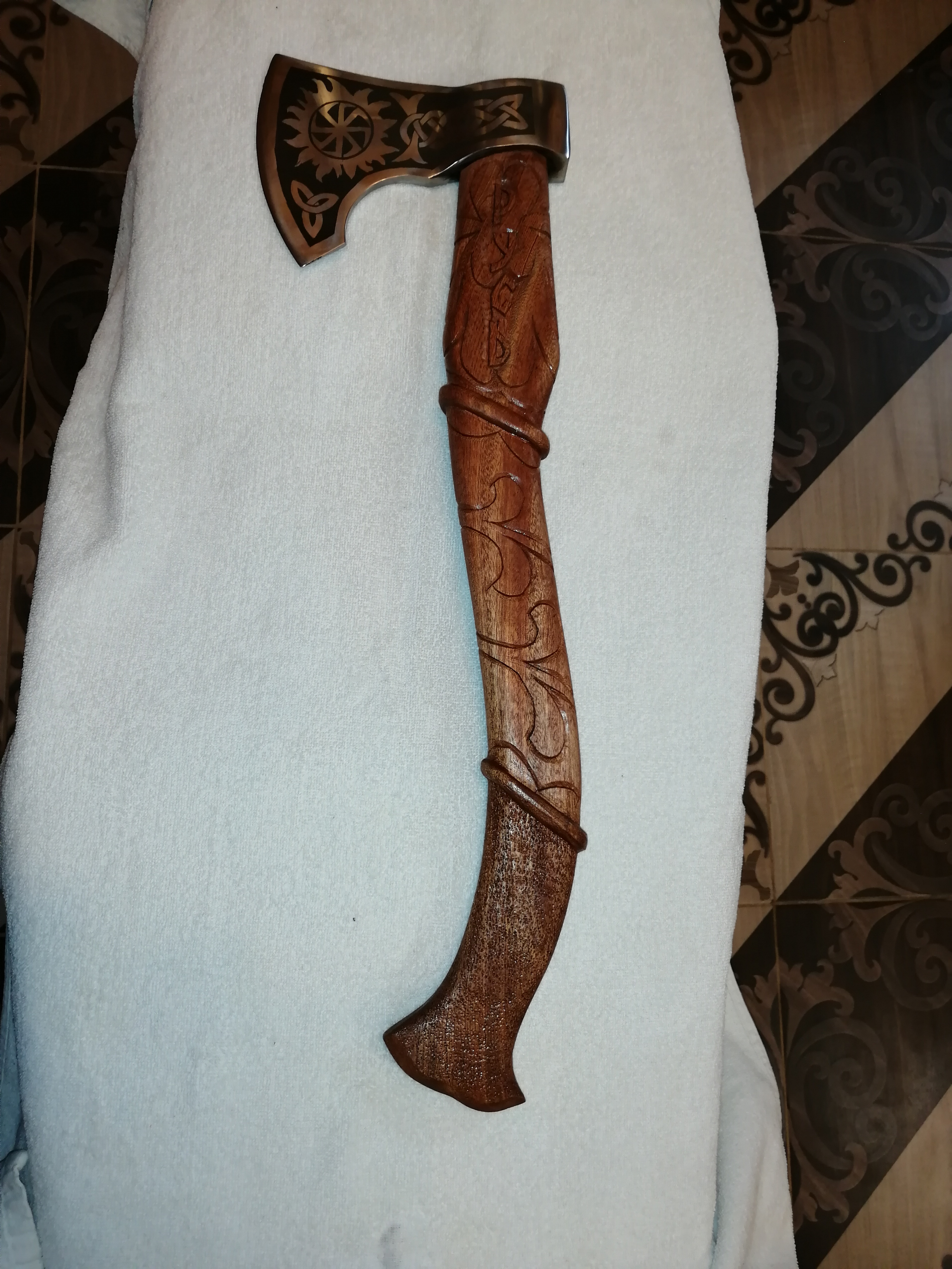 топор с ножнами