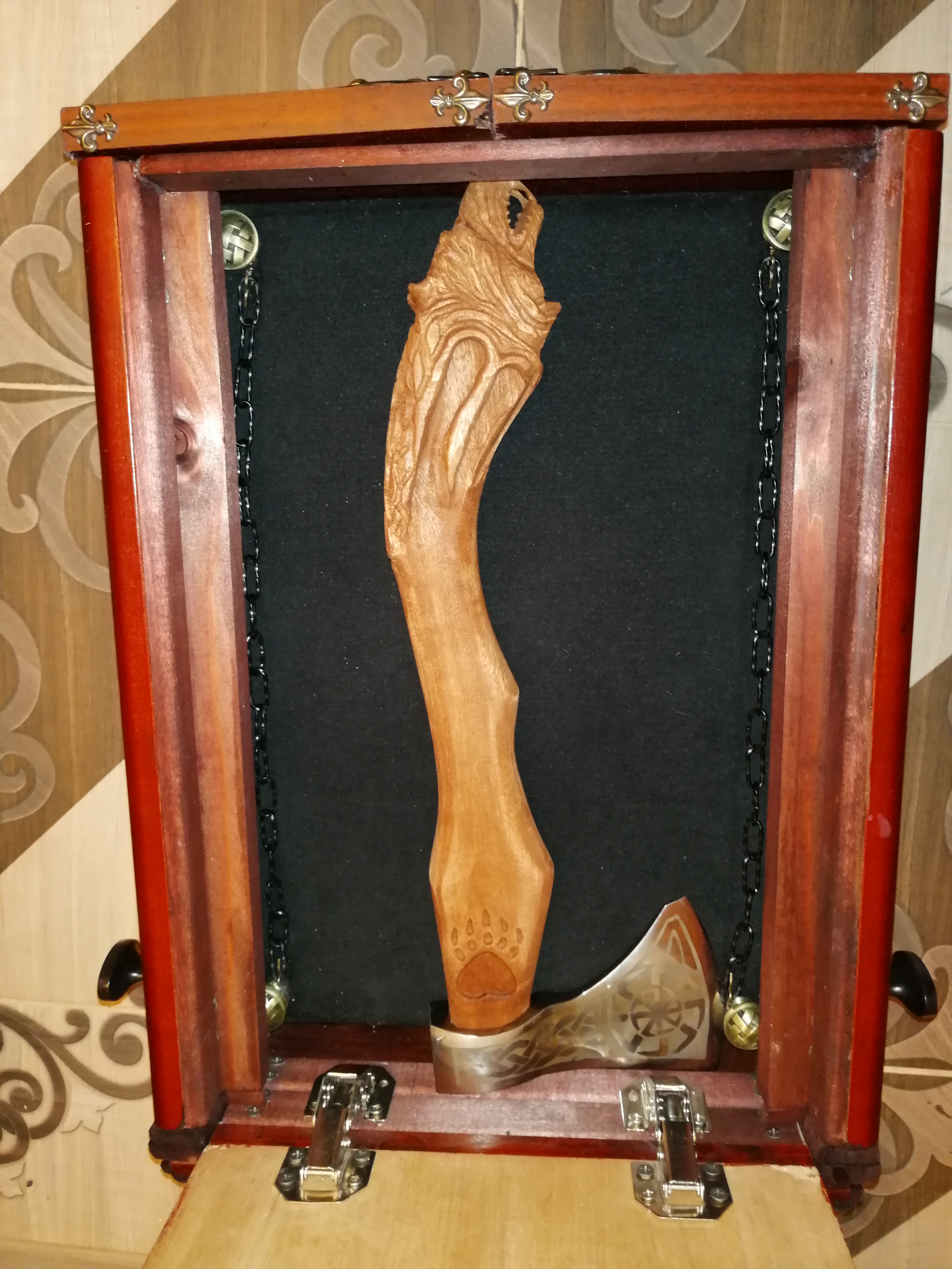 Кованый топор в ларце. Стоимость и наличие ларца уточняйте у менеджера