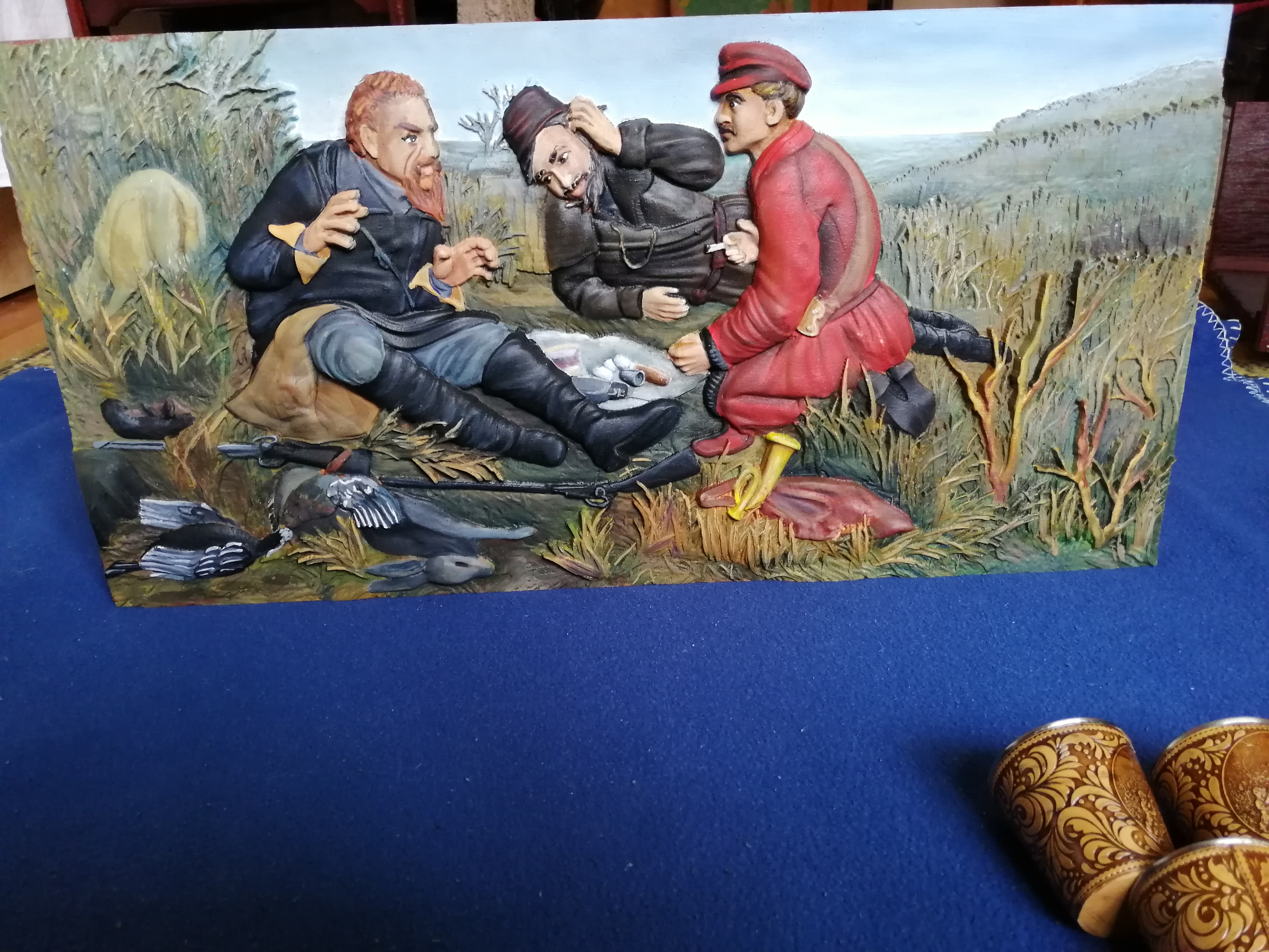 Картина резная из бука Охотники на привале