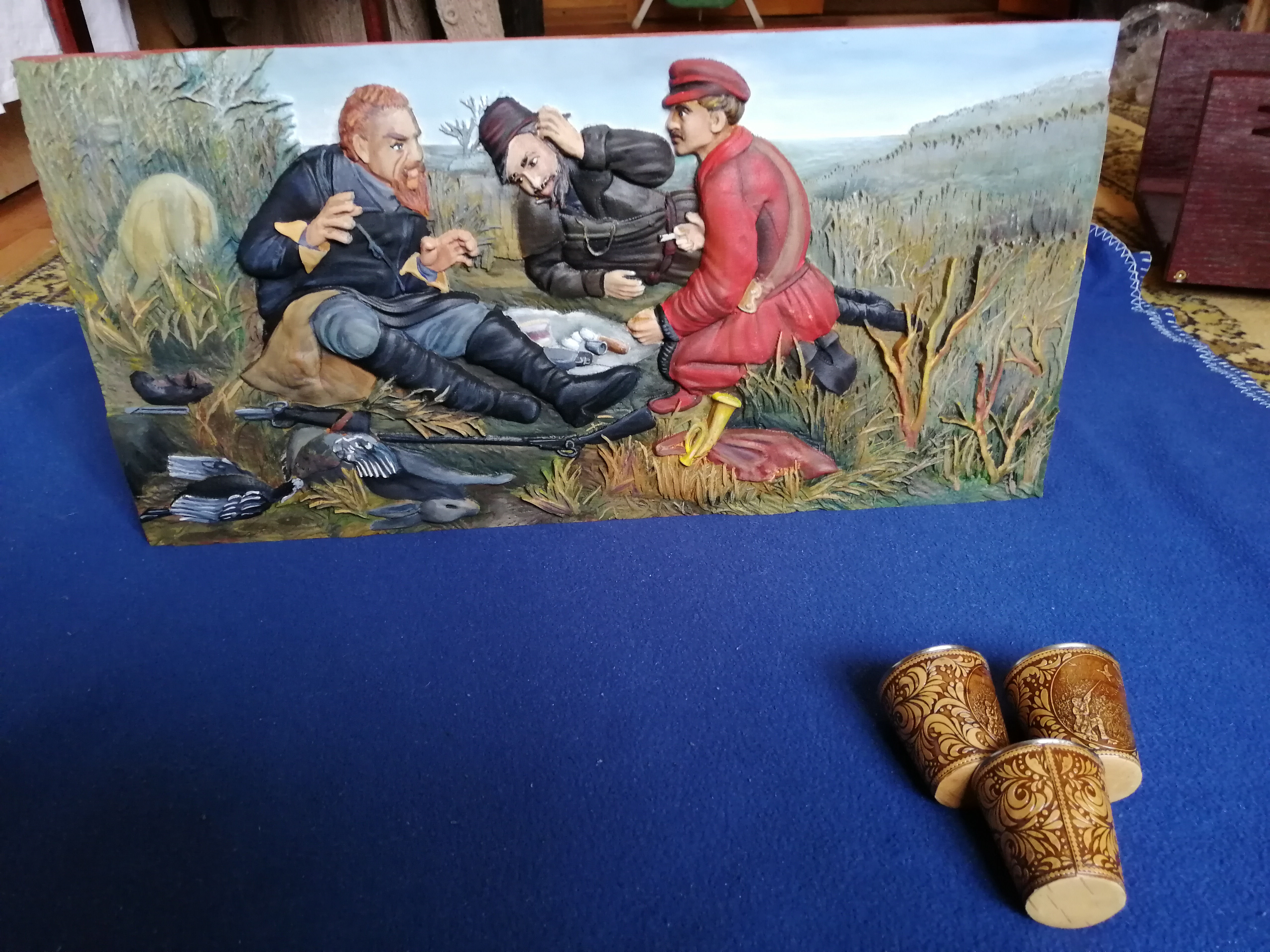 Картина резная из бука Охотники на привале